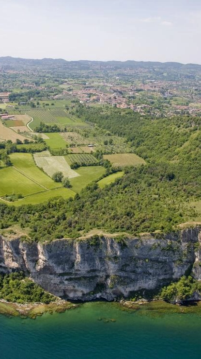 Manerba del Garda, la Riserva Naturale della Rocca del Sasso e Parco Lacuale