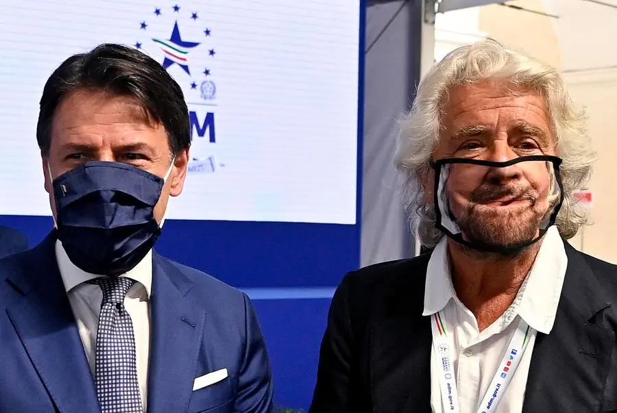 Nella morsa di Grillo e Casaleggio, Conte a un passo dall'addio al M5S