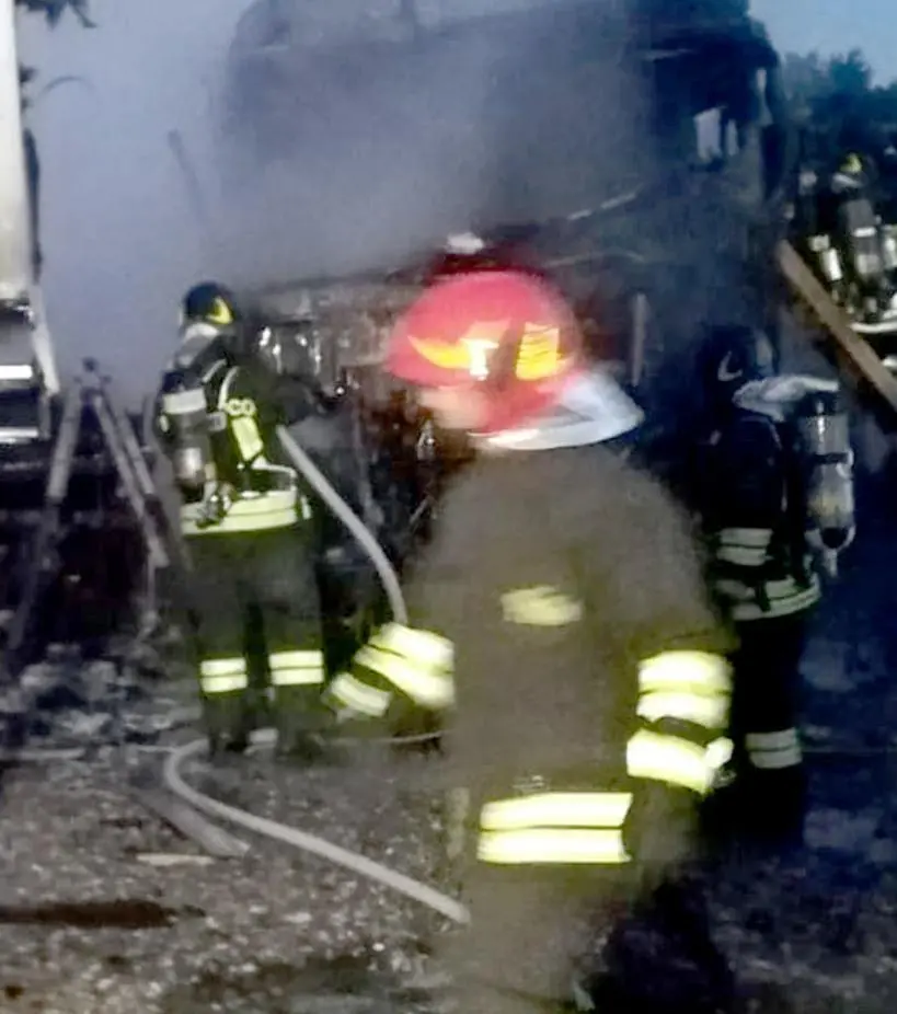 Incendio notturno nell’isola ecologica