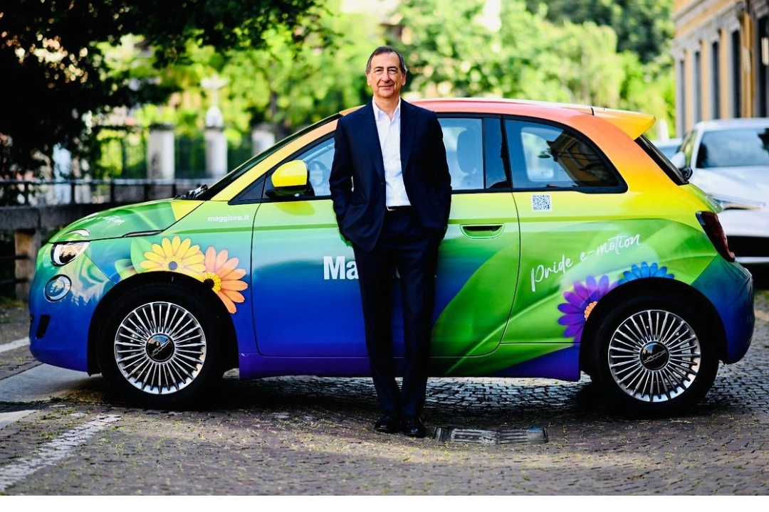 Beppe Sala davanti all'auto arcobaleno