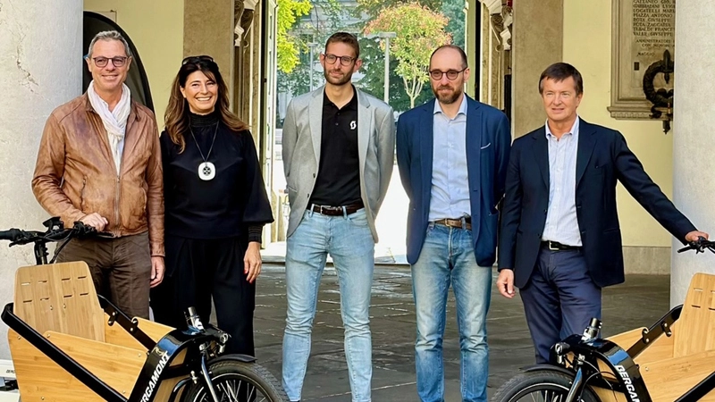 La consegna delle biciclette "Urban Award" al comune di Bergamo e al sindaco Giorgio Gori nel cortile di palazzo frizzoni