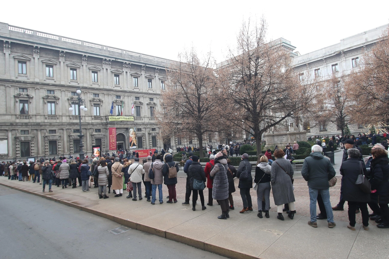 Milano presa d'assalto, la coda davanti a palazzo Marino