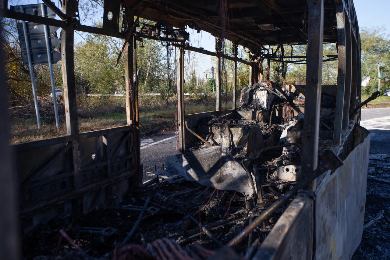 L'autobus di Autoguidovie distrutto dalla fiamme vicino all'aeroporto di Linate (Foto Canella)