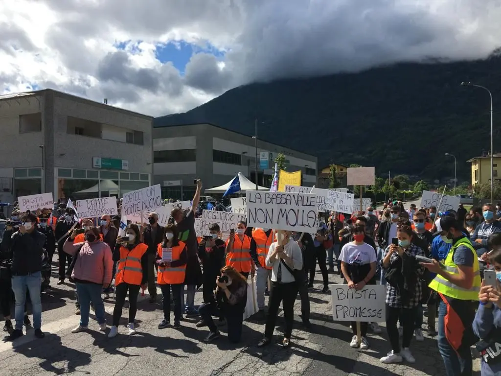 Ponte chiuso da un anno, protesta a Traona