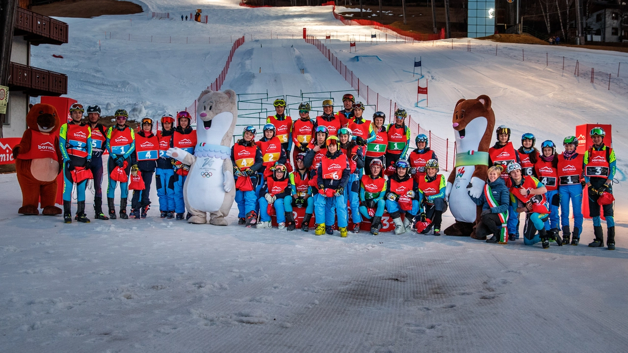 L’abbraccio fra i bimbi e il primo cittadino di Bormio, Silvia Cavazzi, e le mascotte olimpiche sulla pista Stelvio