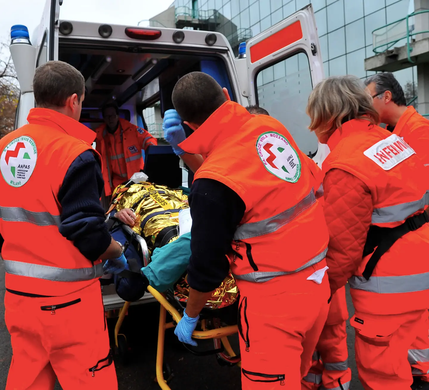 Saronno, cade nel vano montacarichi: grave operaio di 56 anni