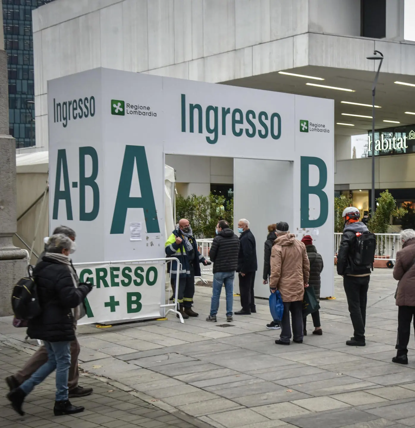 Covid Milano: hub vaccinale a Garibaldi e in cinque supermercati