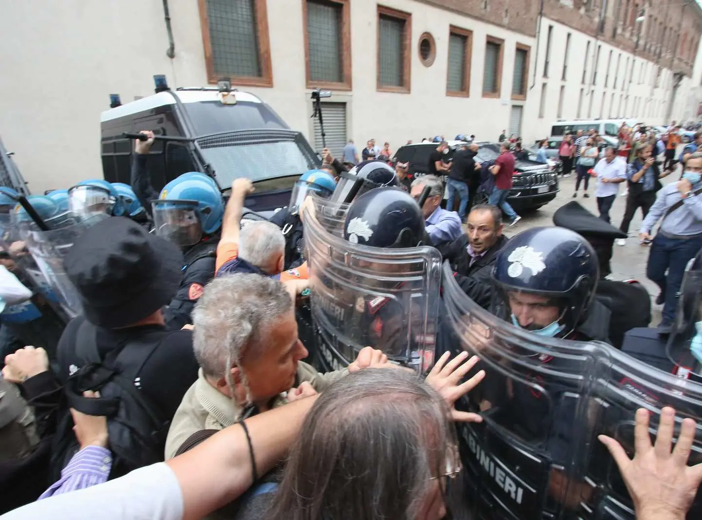 No Green pass: stop ai cortei, solo presidi fissi o sit-in e via dai centri storici