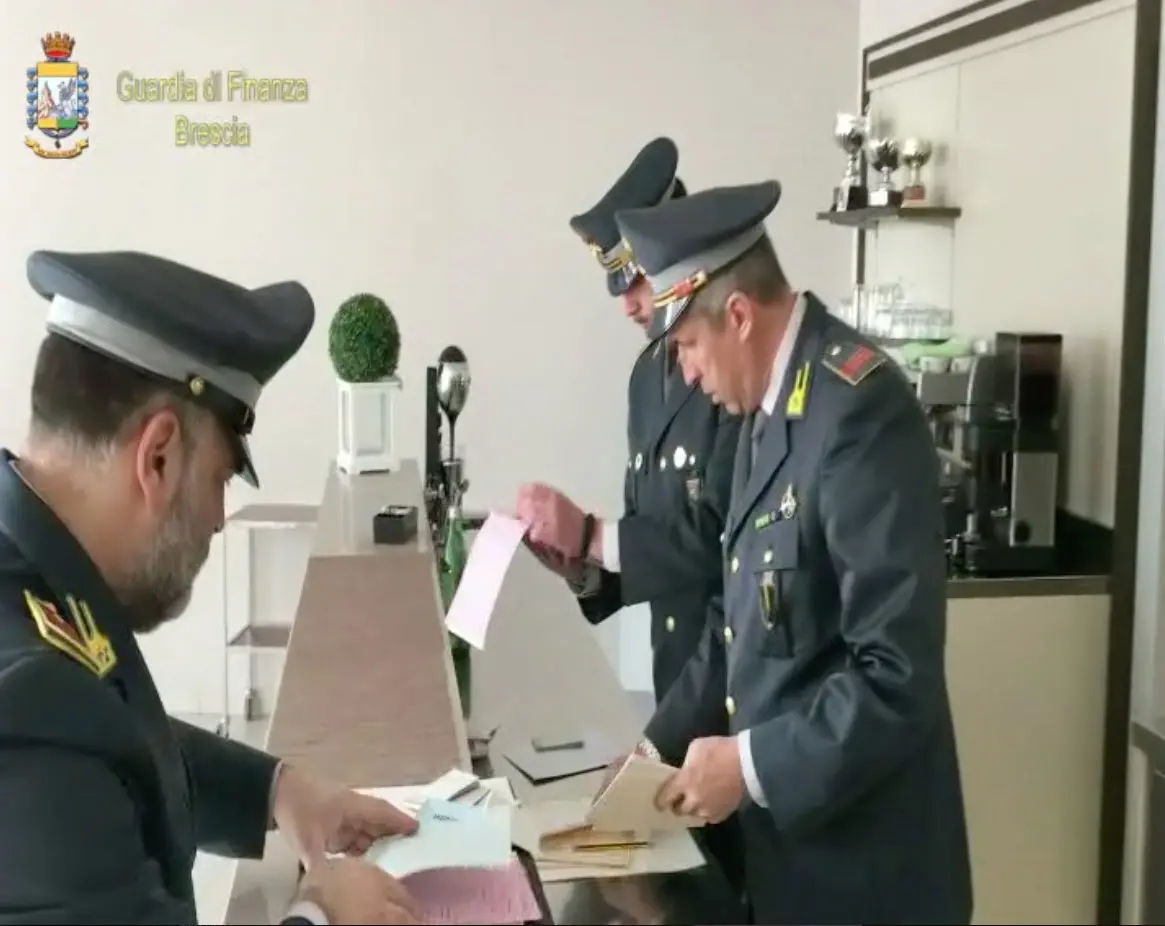 Brescia, blitz della Finanza: scoperti 250 lavoratori in nero nella ristorazione/ VIDEO