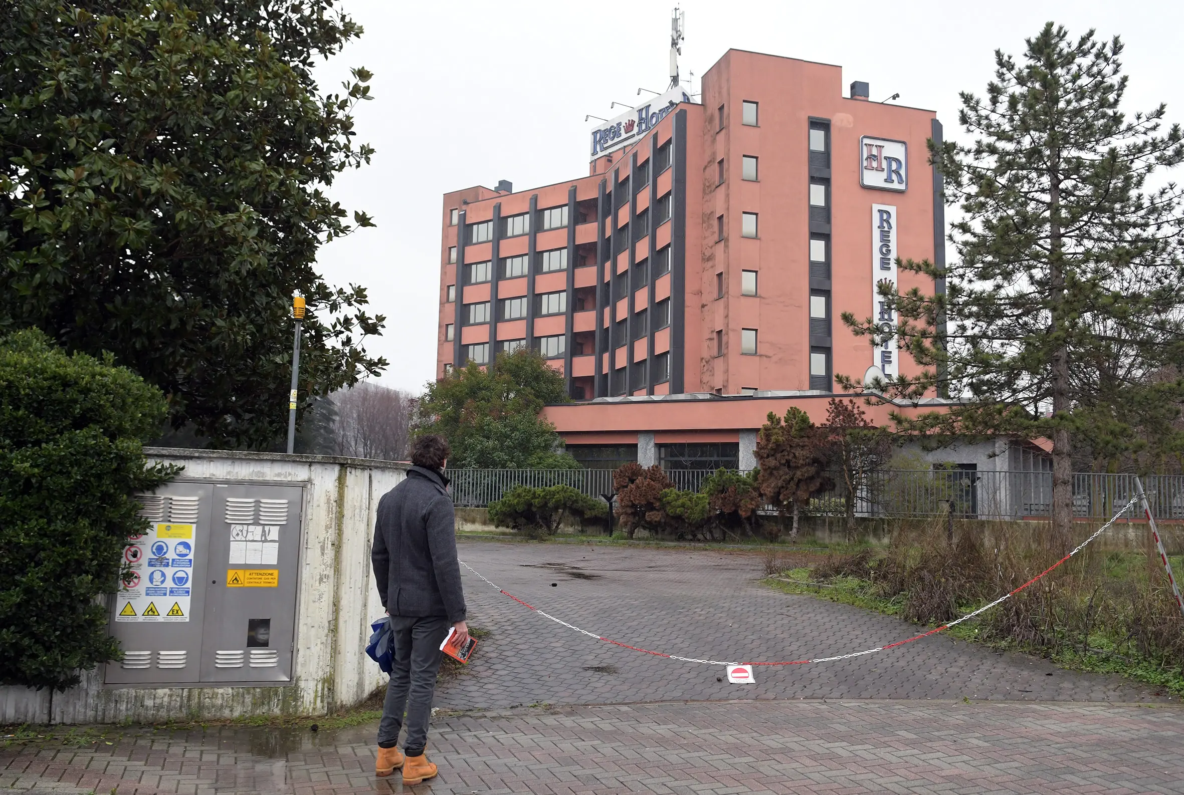 San Donato, degrado e bivacchi: l’ex hotel a 4 stelle ora è un covo di disperati