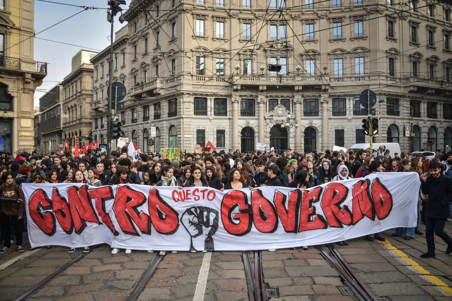 Corteo No Meloni Day a Milano: striscioni, fumogeni e lancio di vernice