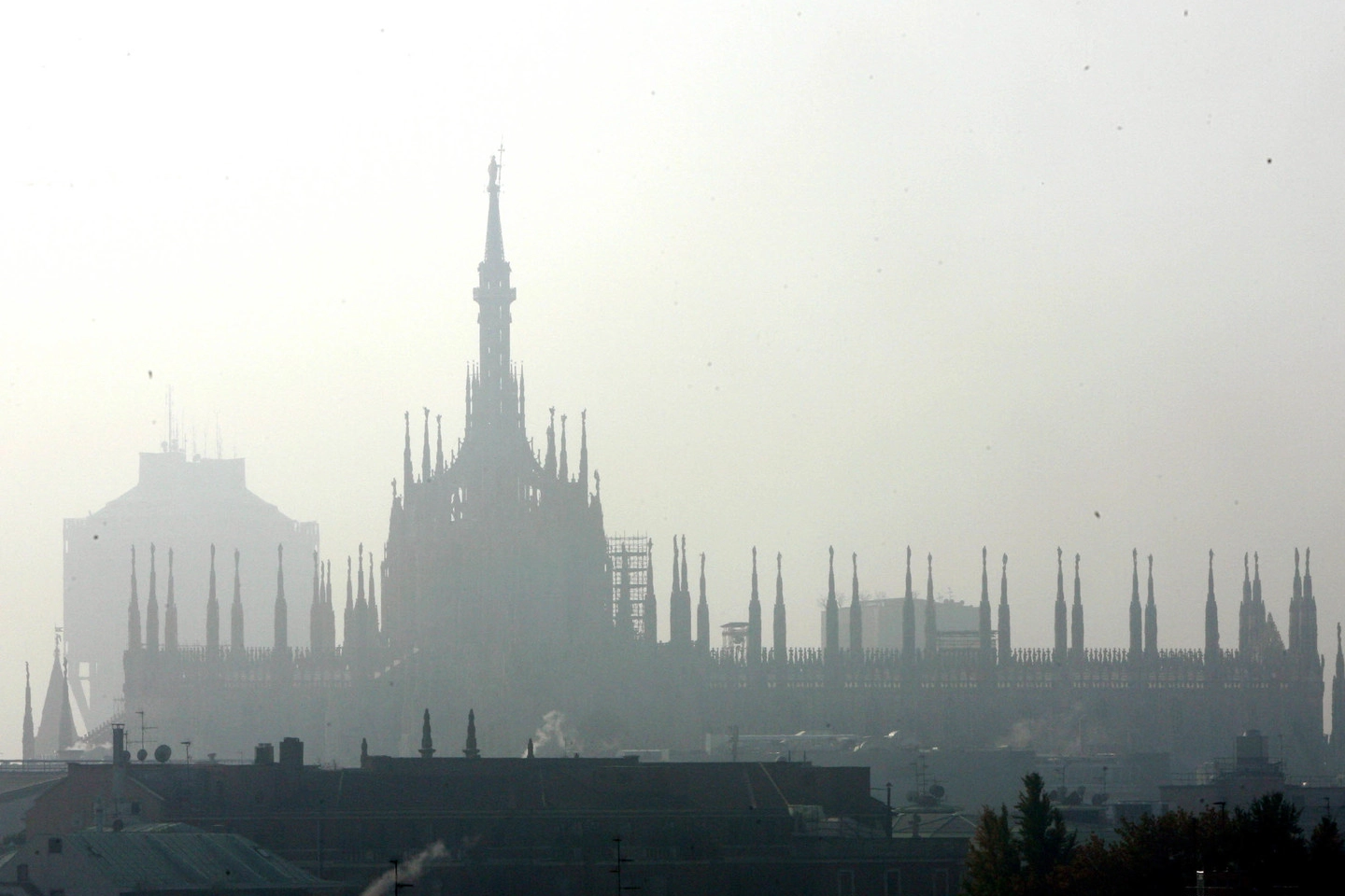 La cappa di smog sul Duomo