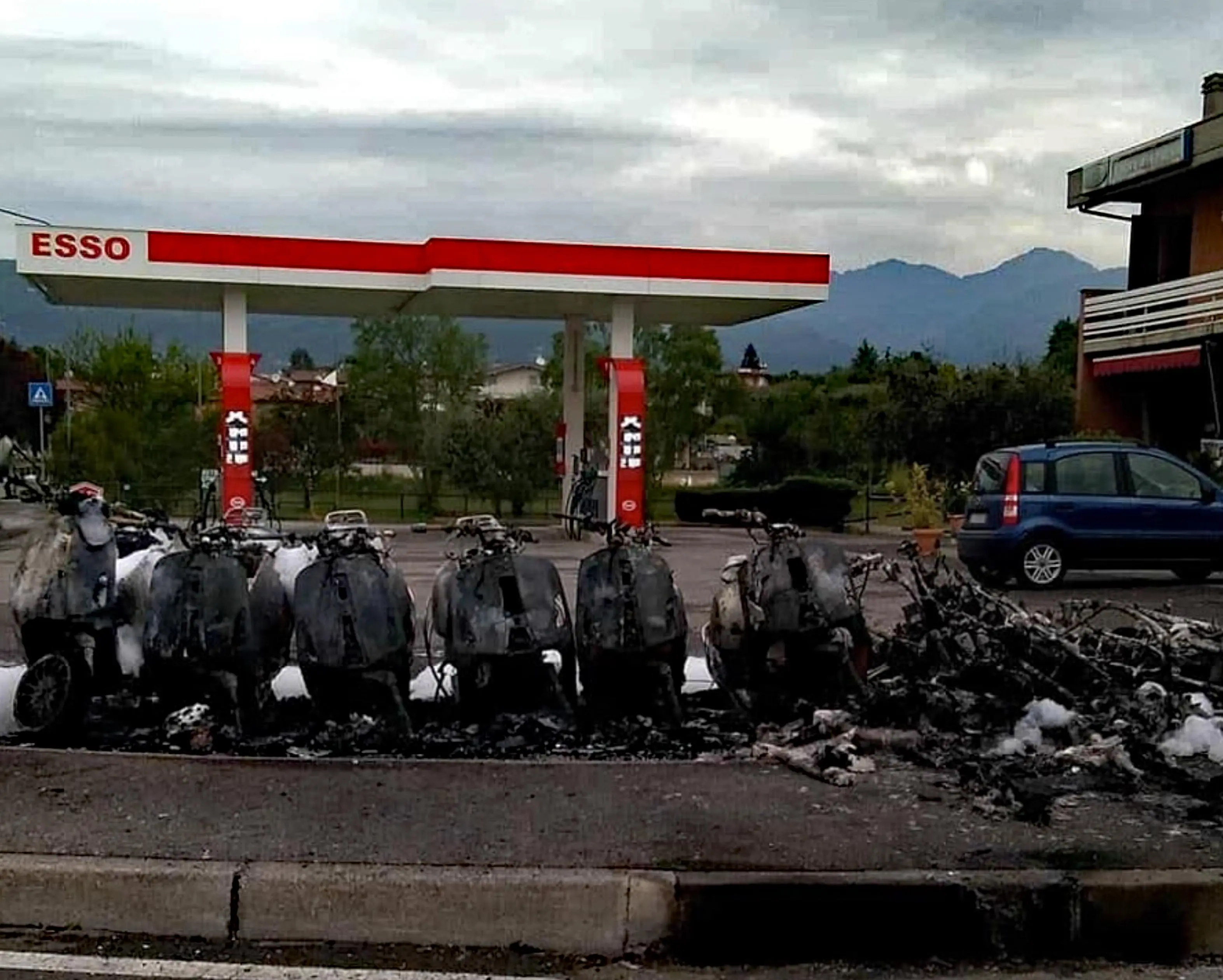 I piromani riducono in cenere dieci Vespe vintage