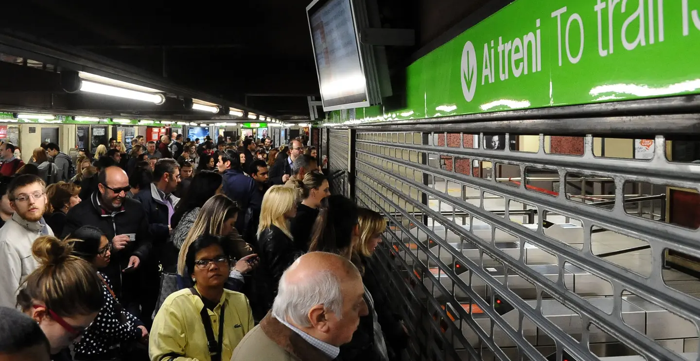 Sciopero Atm e Trenord venerdì 16 dicembre: gli orari. A rischio bus, tram, metro e treni