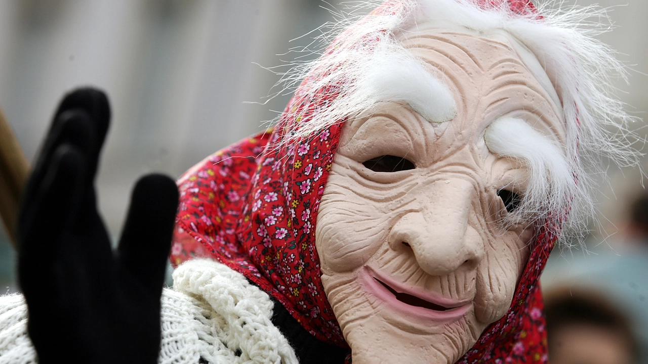 La Befana, una maschera. La festa dell'Epifania si celebra il 6 gennaio