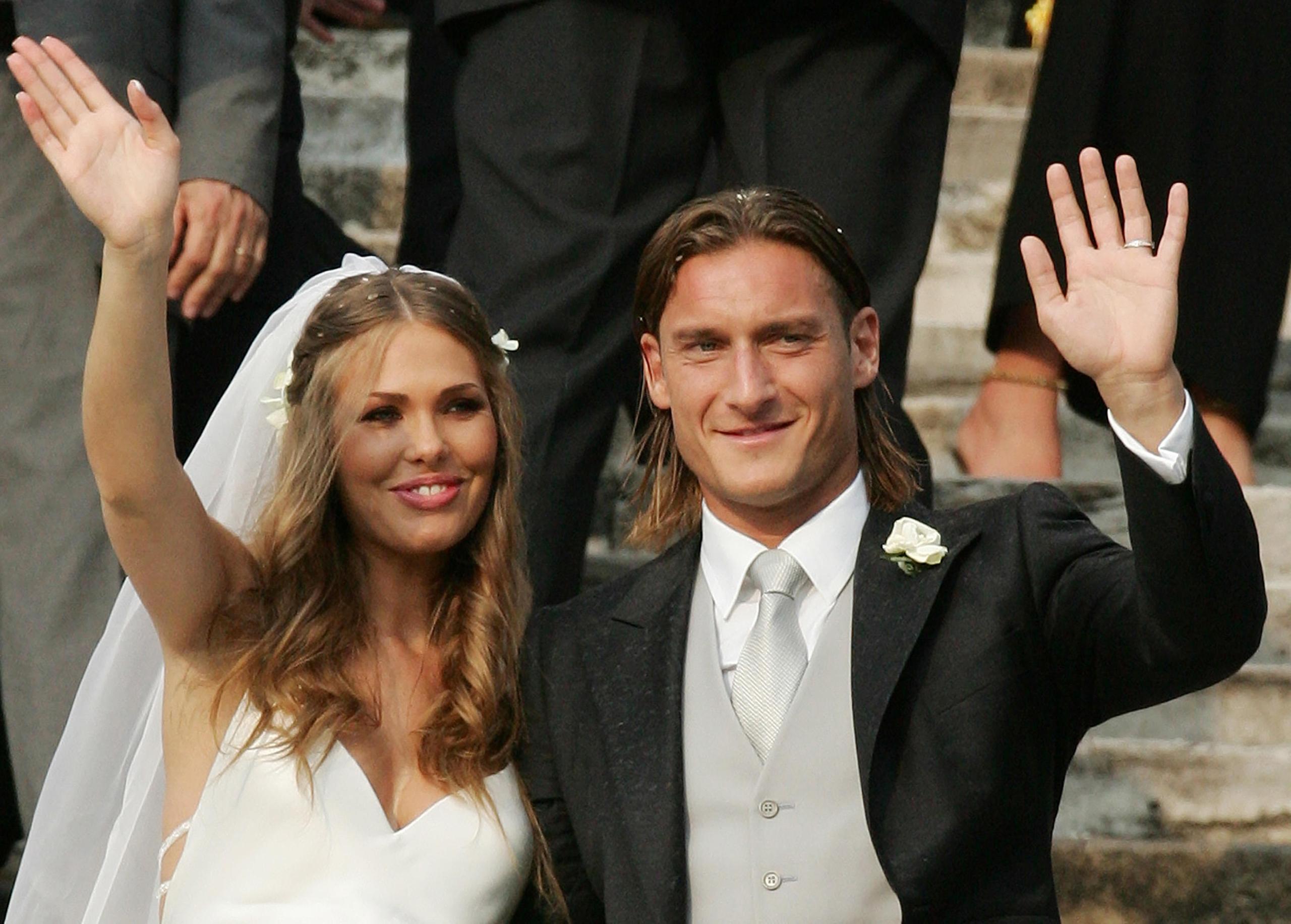 https://www.ilgiorno.it/image-service/version/c:NjliNjNmYTYtNzM4OC00:ZTVlNGUx/ilary-blasi-e-francesco-totti-il-giorno-del-matrimonio.jpeg