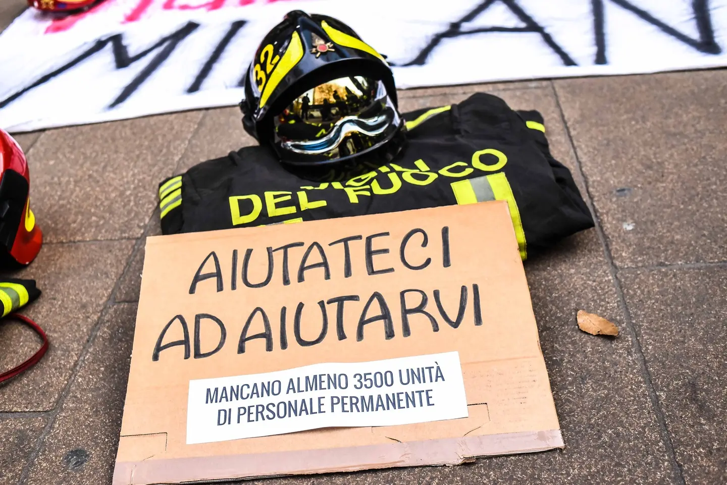 Piazzale Cadorna, vigili del fuoco in protesta