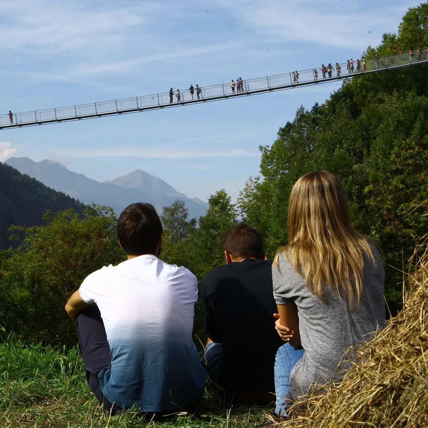 Val Tartano, aperto il 'Ponte nel Cielo': sospesi nel vuoto con il sorriso / FOTO