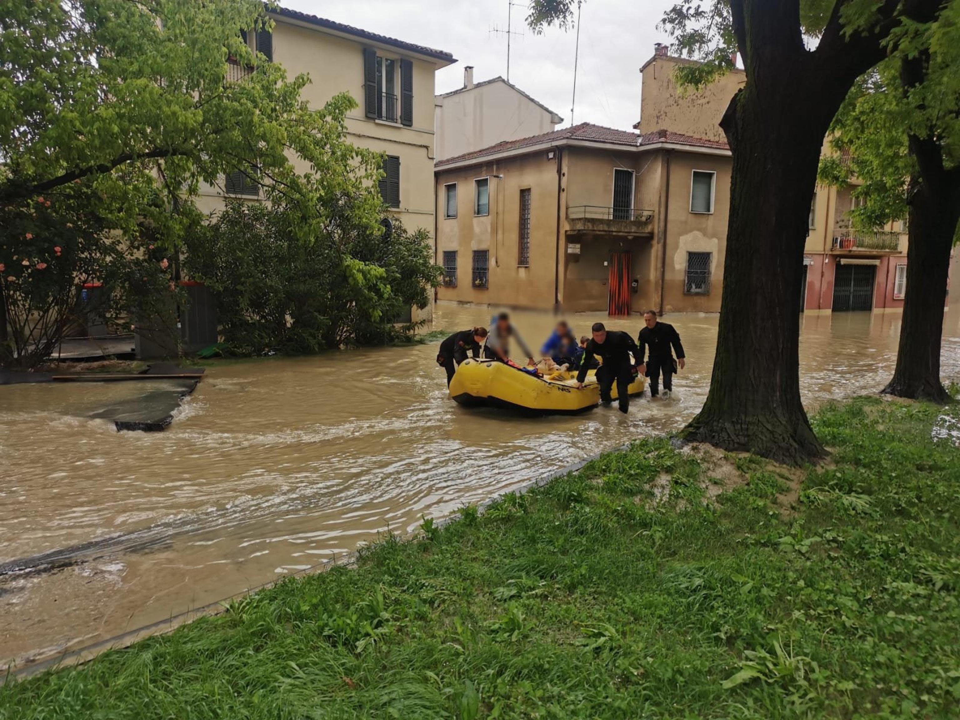 Emergenza Maltempo La Lombardia Invia Mezzi Anfibi E Vigili Del Fuoco