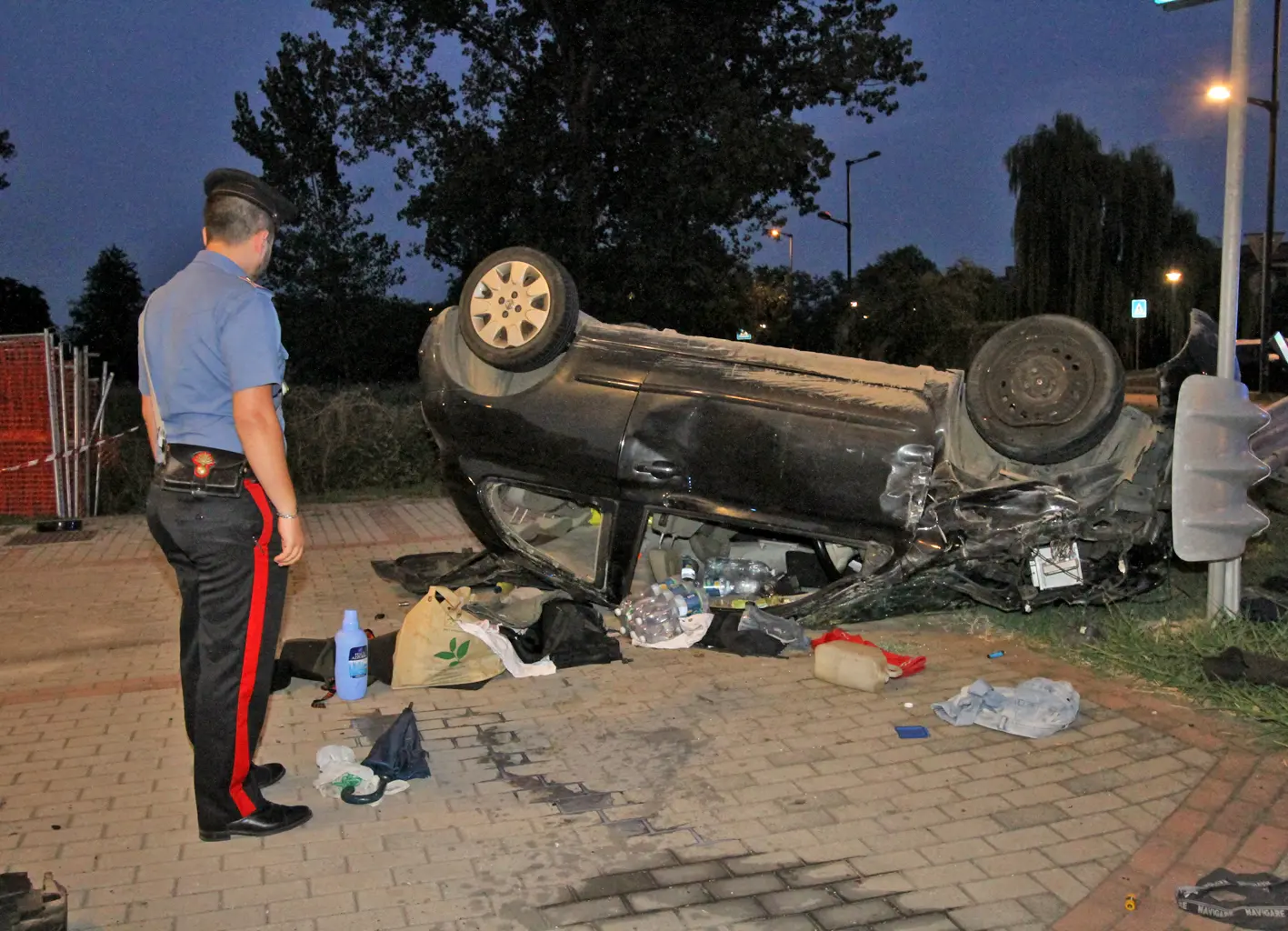 Zibido San Giacomo, si ribalta in auto a una rotonda: muore 32enne