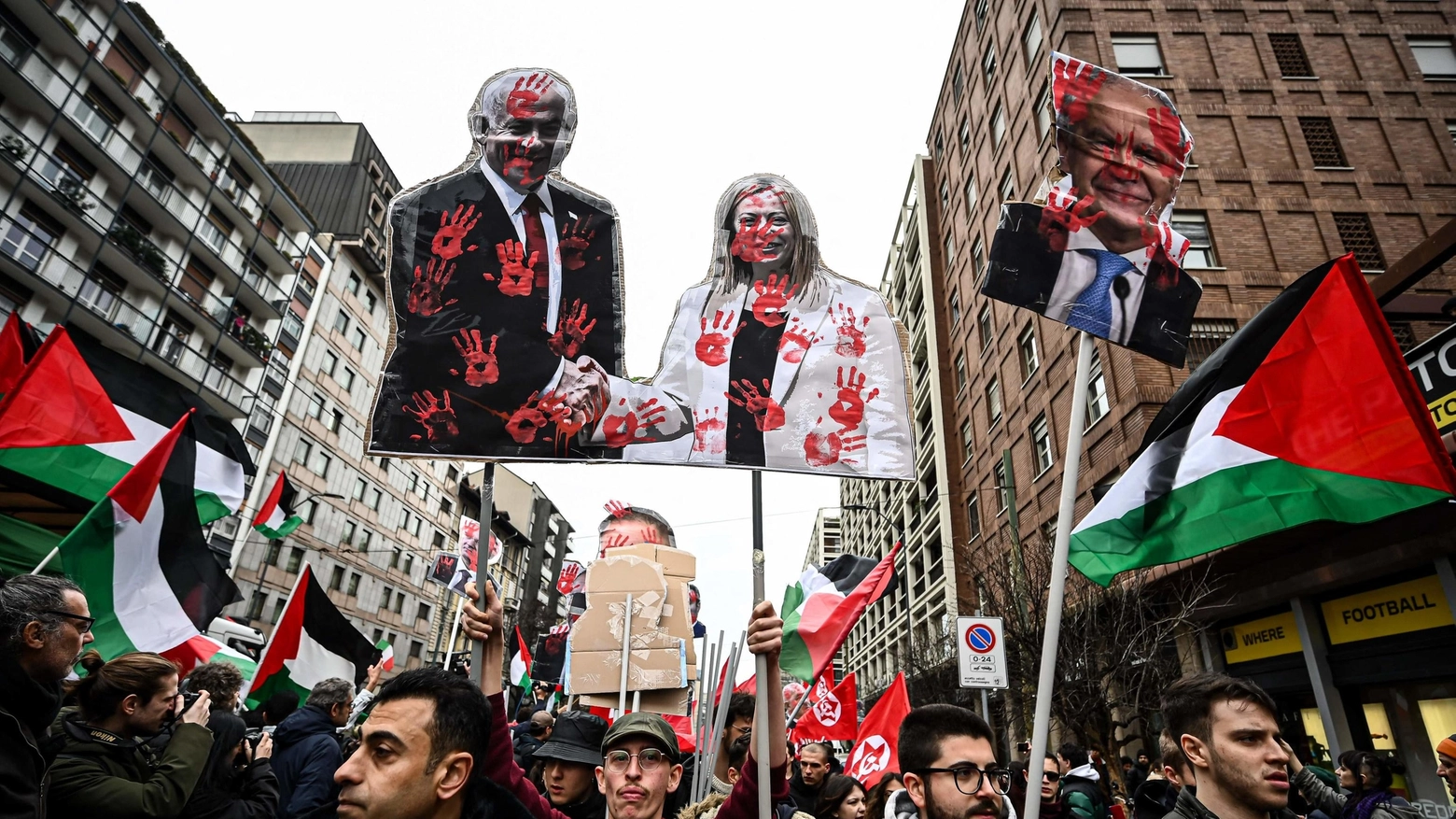 I cartelli con Benjamin Netanyahu e Giorgia Meloni sporchi di sangue esposti durante il corteo per la Palestina