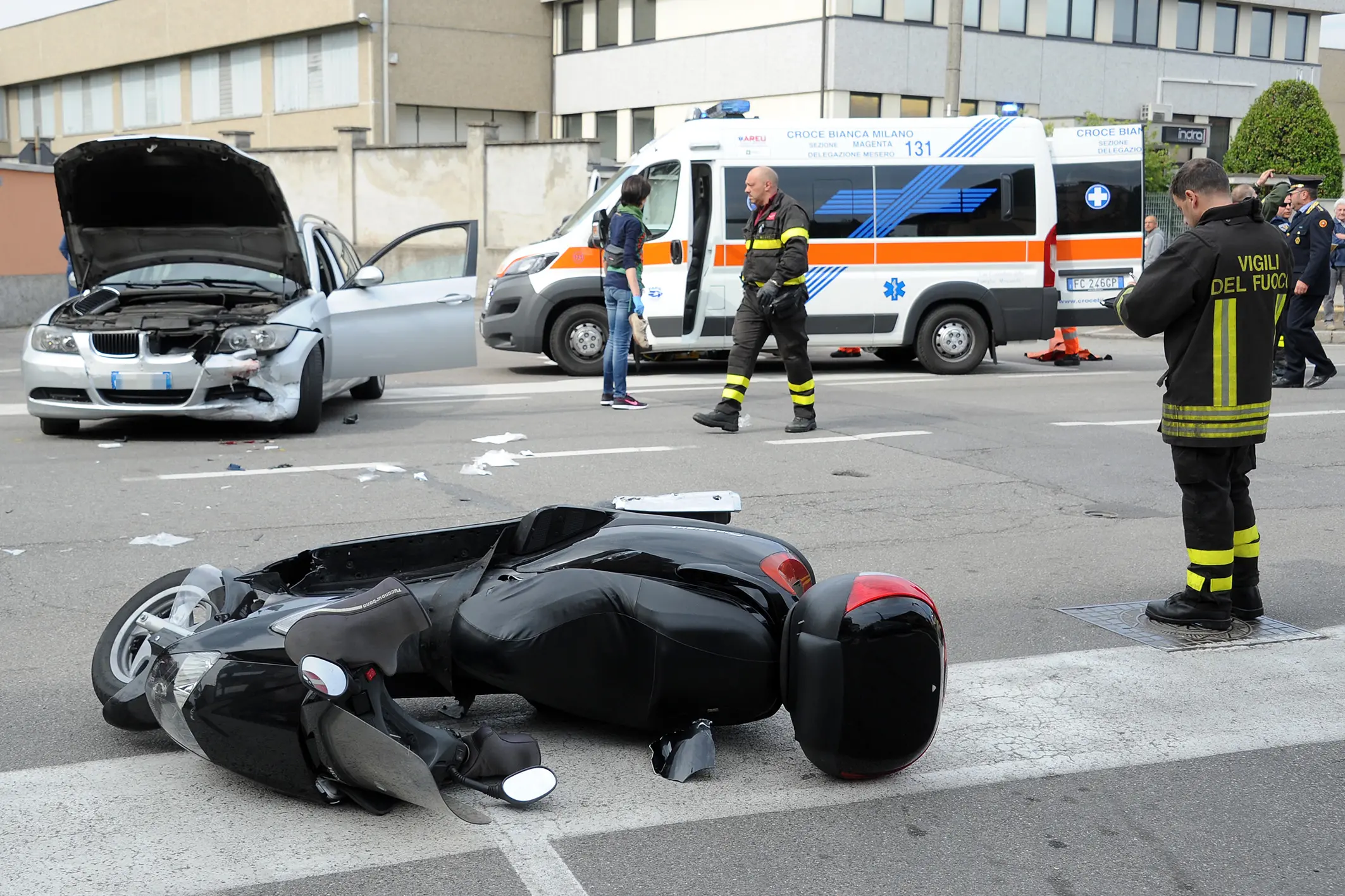 Si schianta contro una Bmw, grave motociclista