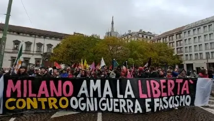 Milano, corteo antifascista: carica delle forze dell'ordine, ferito un poliziotto