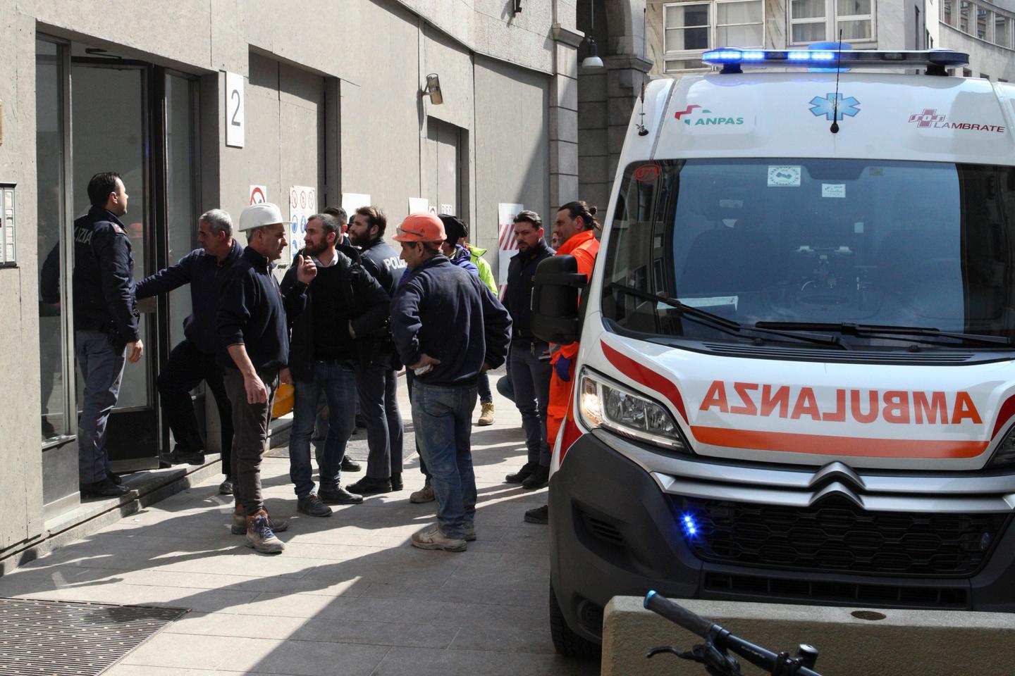 Milano Operaio Cade Dall Impalcatura E Precipita Per Metri Grave In