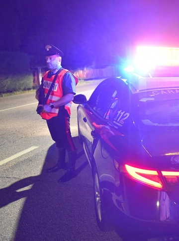 Seminano il panico a San Felice Speronano le auto e scappano