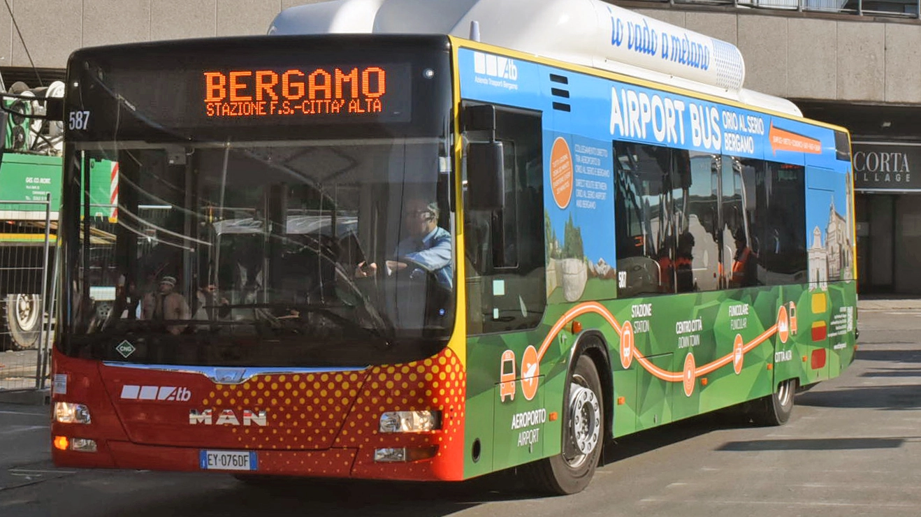 Autobus a Bergamo (Foto archivio)