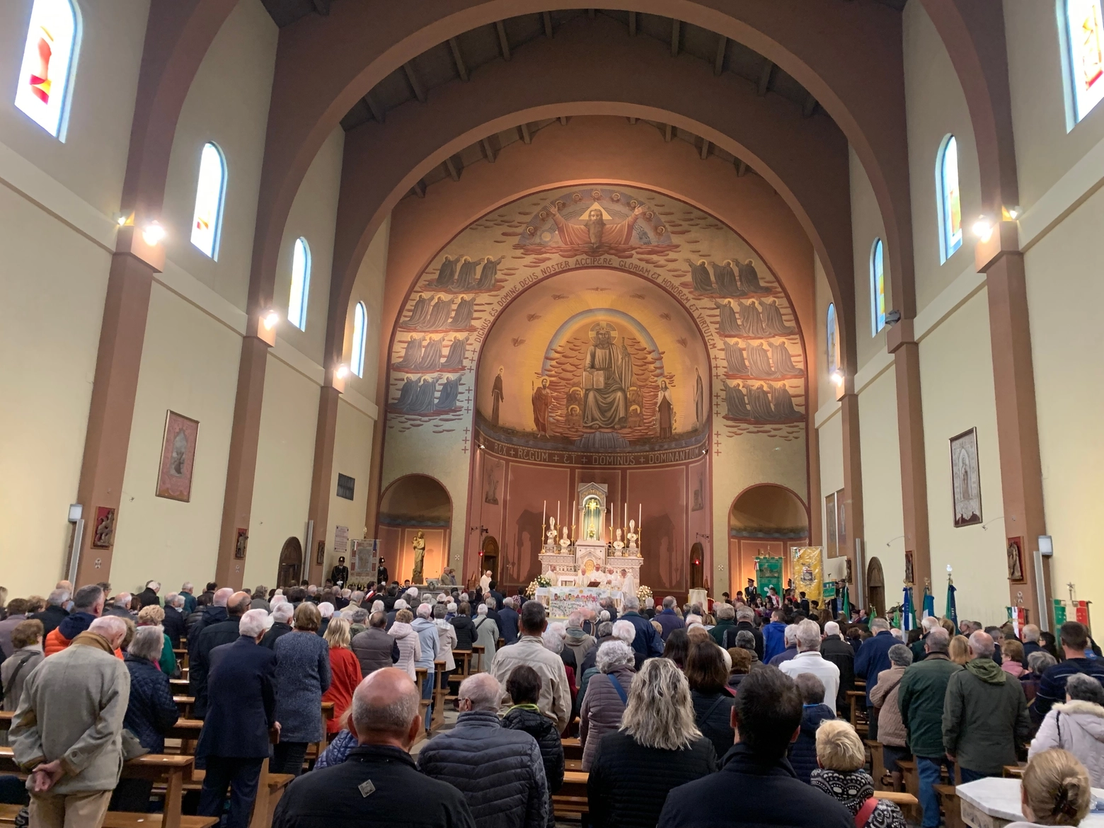 La chiesa di Santa Teresa del Bambin Gesù a Gorla durante la messa di commemorazione delle vittime della strage del 20 ottobre del 1944