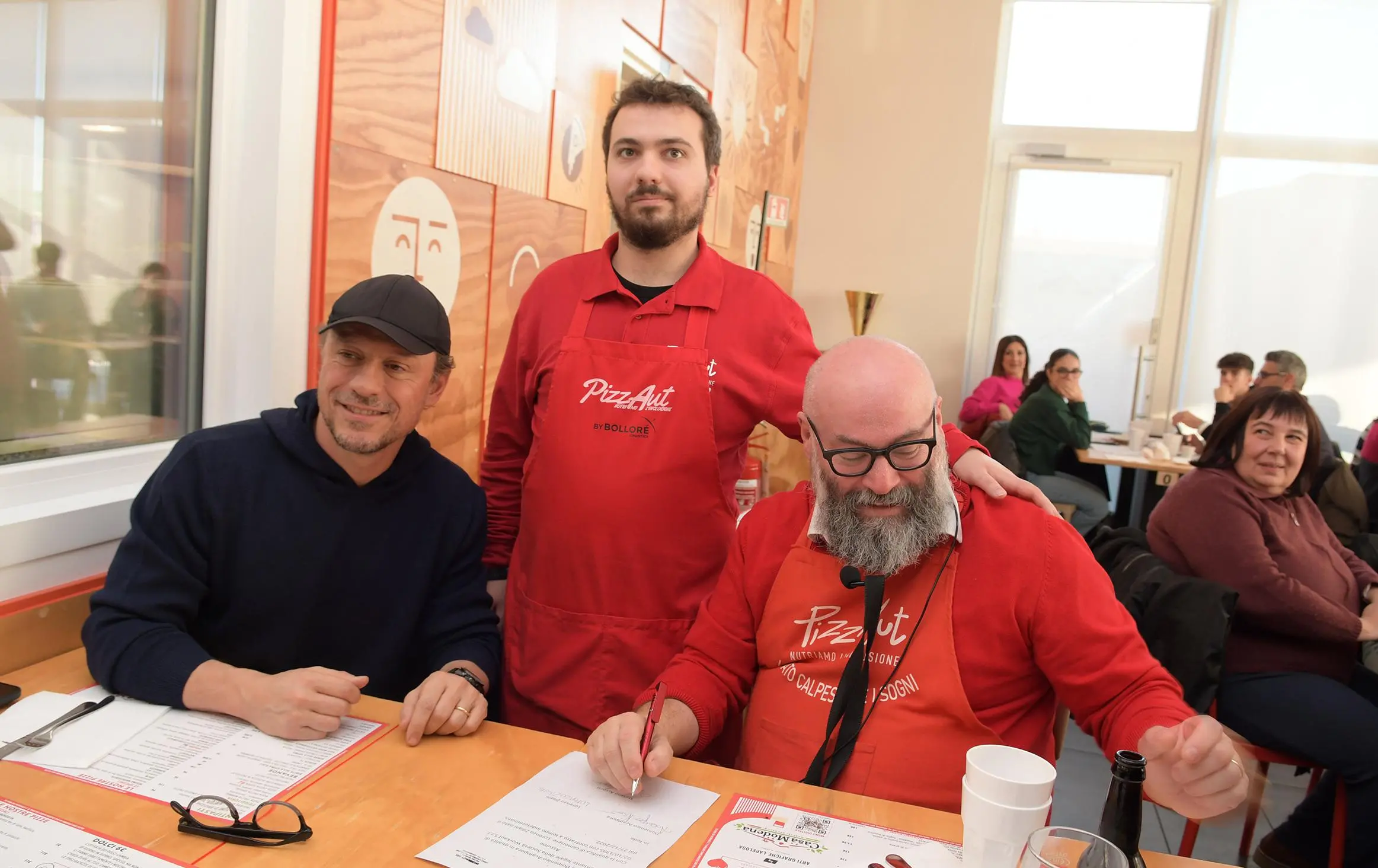 PizzAut, Accorsi celebra la nuova assunzione