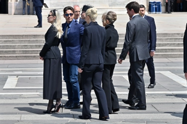 Funerali Berlusconi, i look in Duomo: prevale il total black, Maria De Filippi in bianco rompe il protocollo