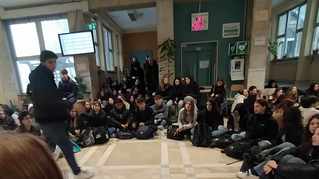 Occupazioni (parziali) degli studenti. Al Beccaria l’allarme notturno e la protesta davanti al Moreschi