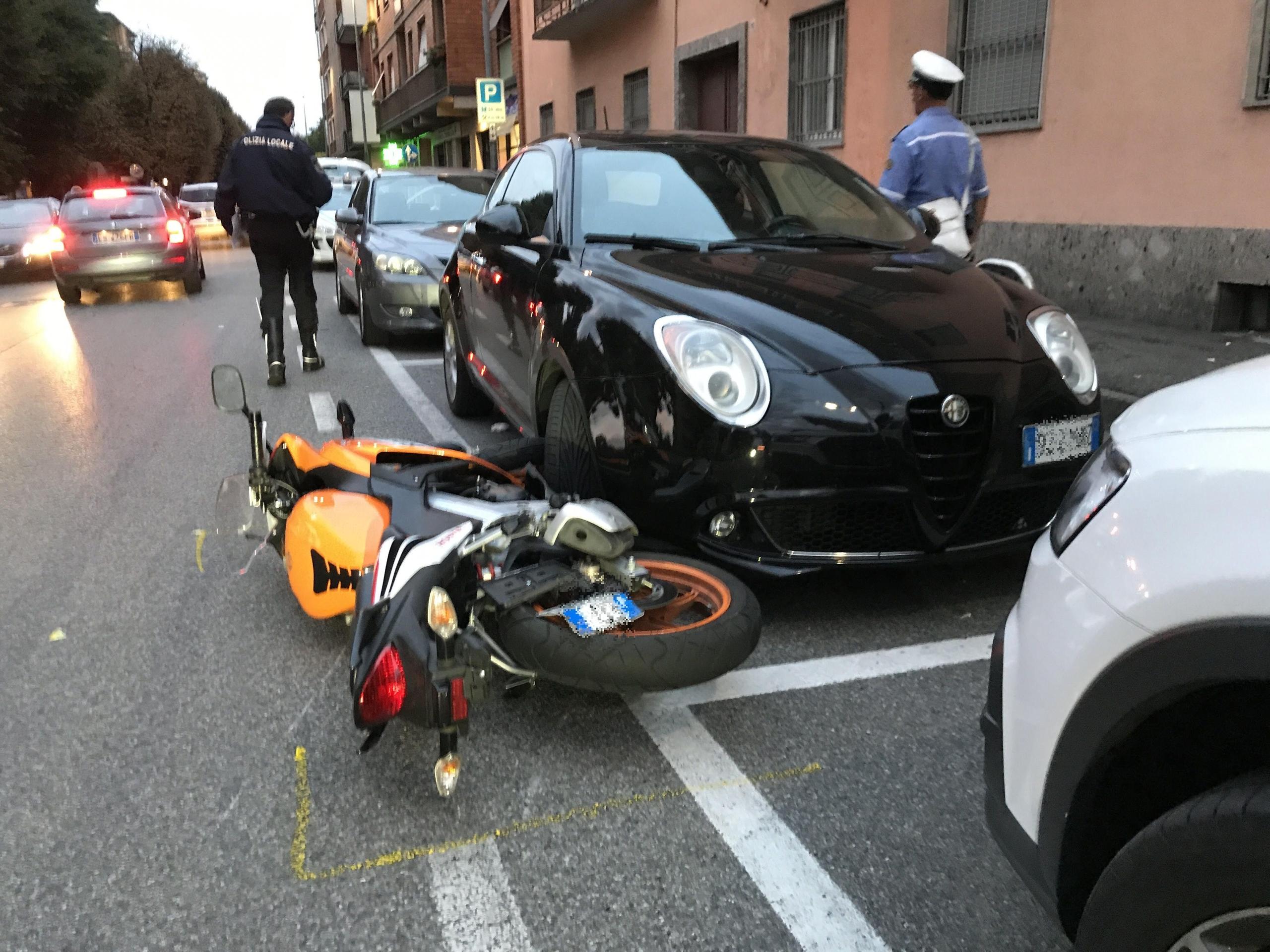 Auto E Moto Si Scontrano Due Feriti E Traffico In Tilt