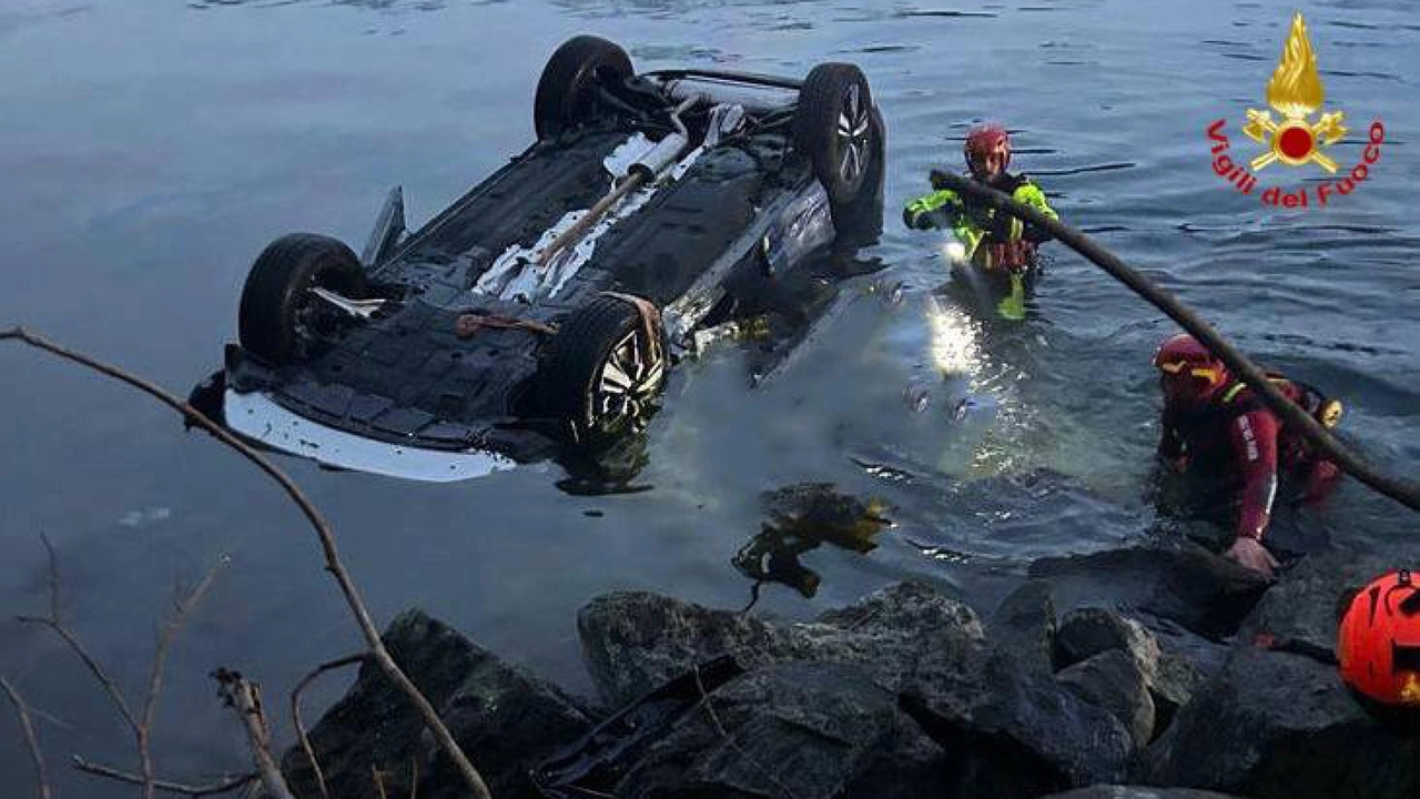 I vigili del fuoco al lavoro per recuperare l'auto finita nel lago