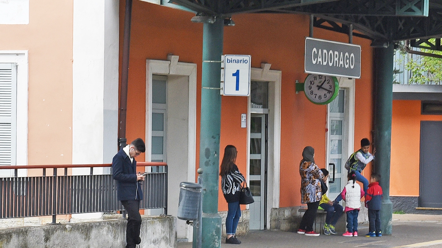 La stazione di Cadorago dove erano stati presi di mira due diciottenni