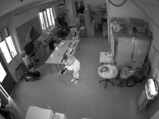 Legnano, chiede prodotti per neonati e ruba un portafogli nella sede della Uildm