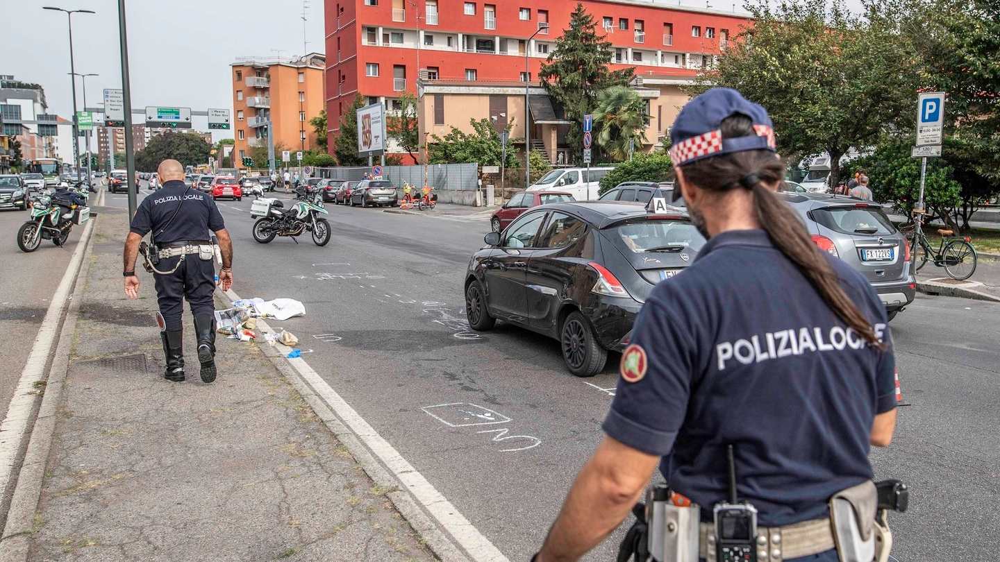 Pedone investito in via Novara