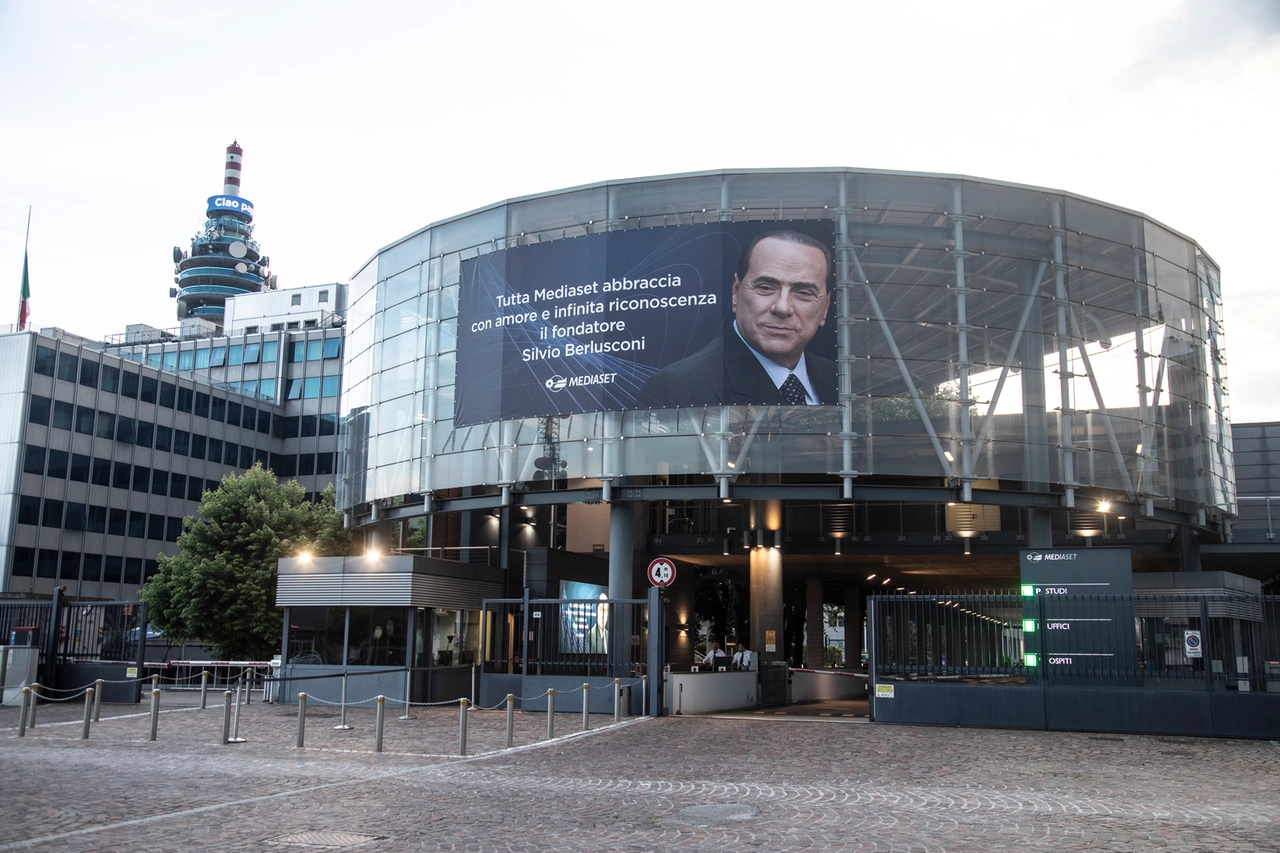 Il manifesto all'ingresso del quartier generale di Mediaset a Cologno Monzese