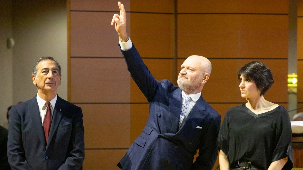 Andrea Pucci sul palco del teatro Dal Verme per gli Ambrogini d'oro 2023