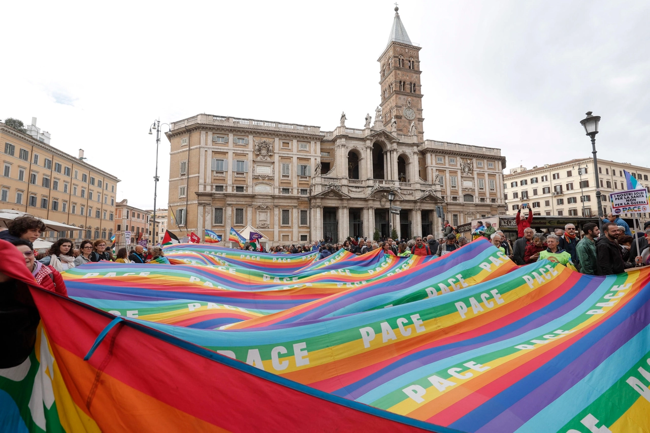 Un momento della manifestazione a Roma (Ansa)