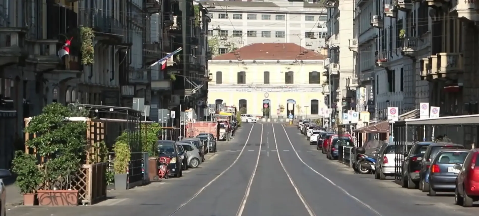 Milano, lo spettacolo della città deserta. Tra serrande abbassate e pranzi solidali