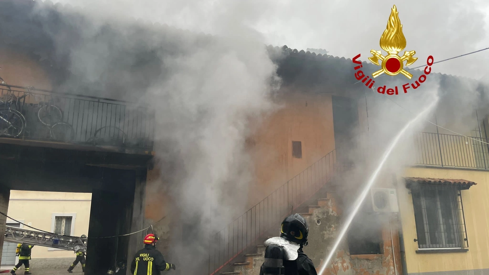 Incendio in una palazzina a Corbetta (Foto vigili del fuoco)
