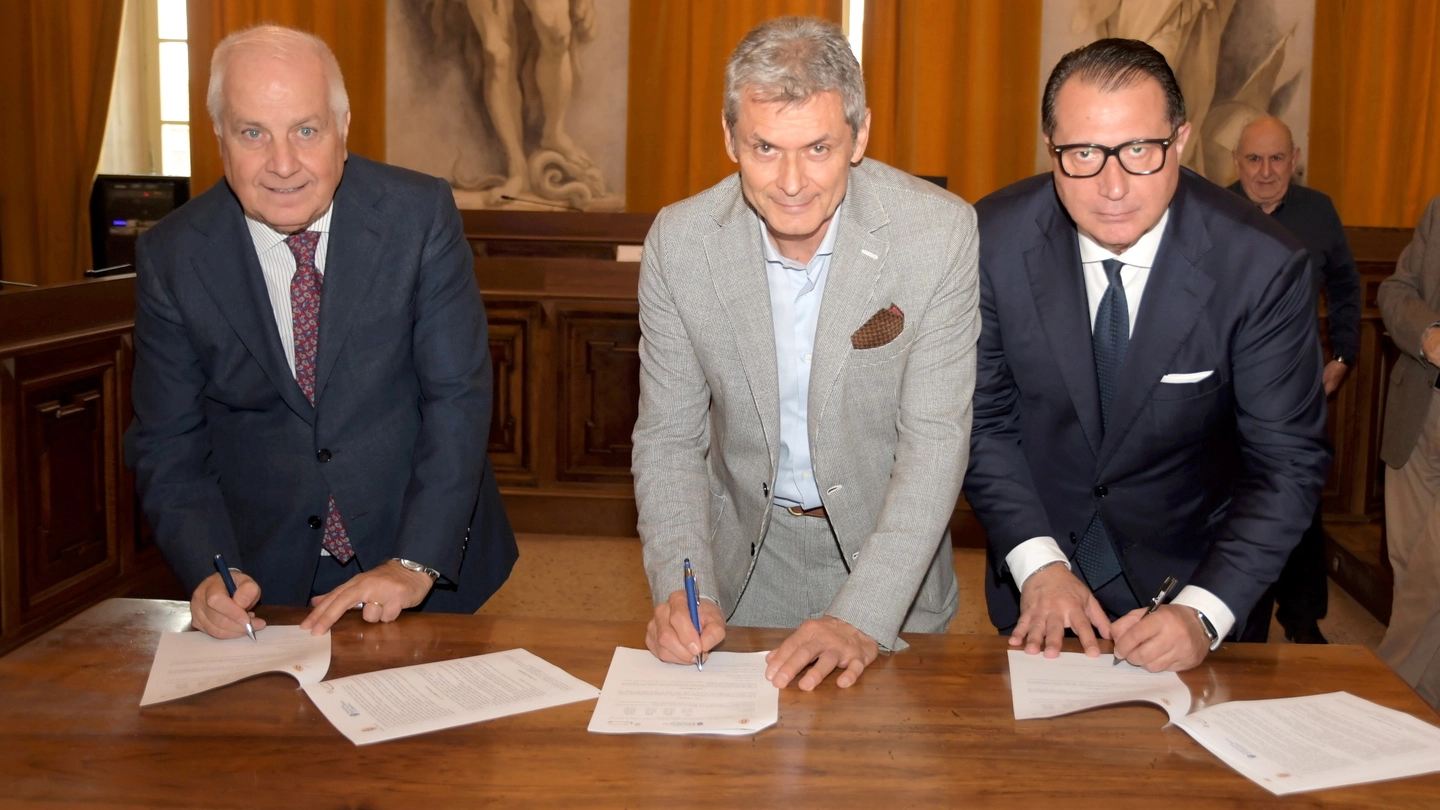 Da sinistra, Mario Cera, Fabrizio Fracassi e Giovanni Merlino mentre firmano l’accordo