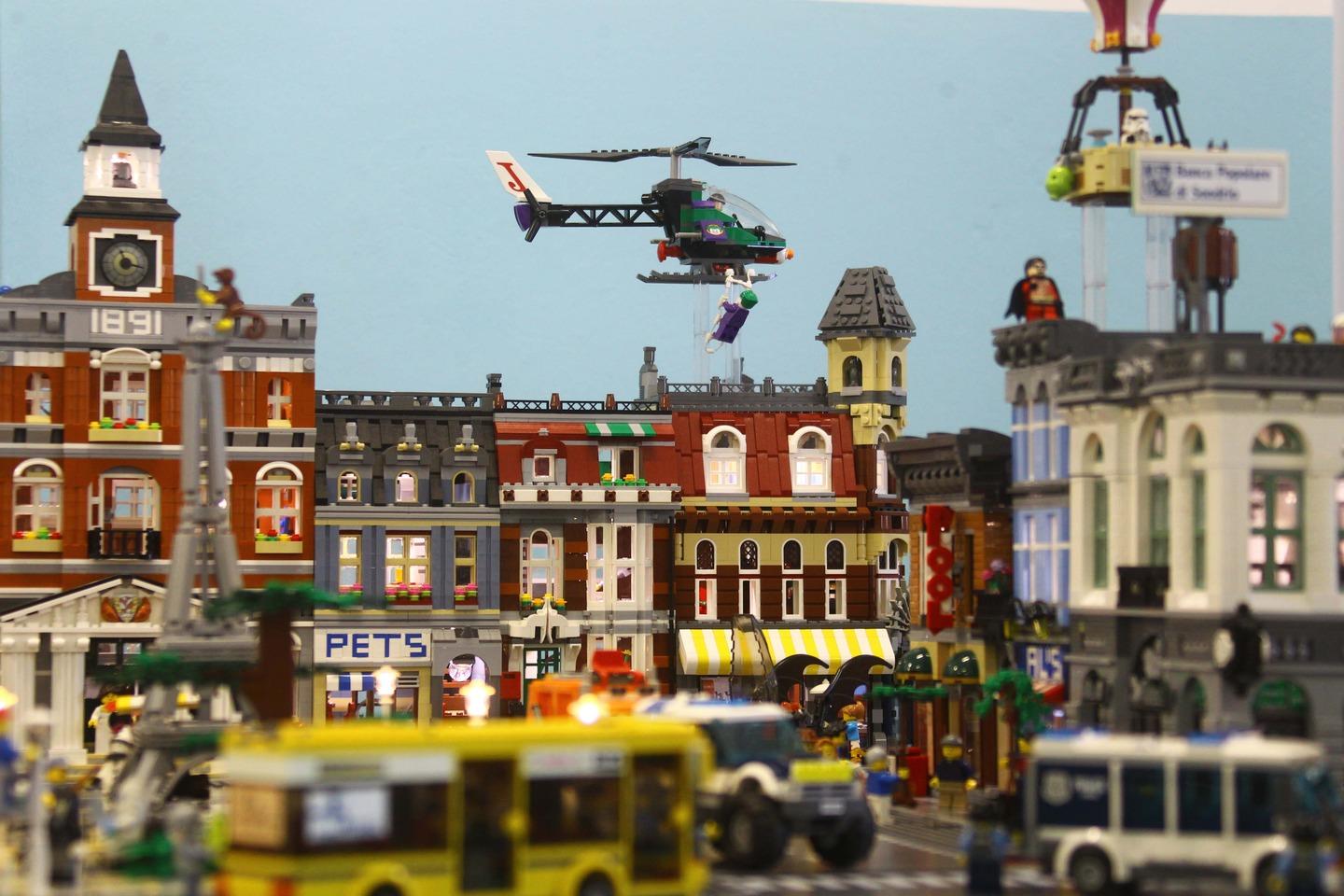 Lego Store, il più grande d'Italia a Milano: taglio del nastro in San Babila