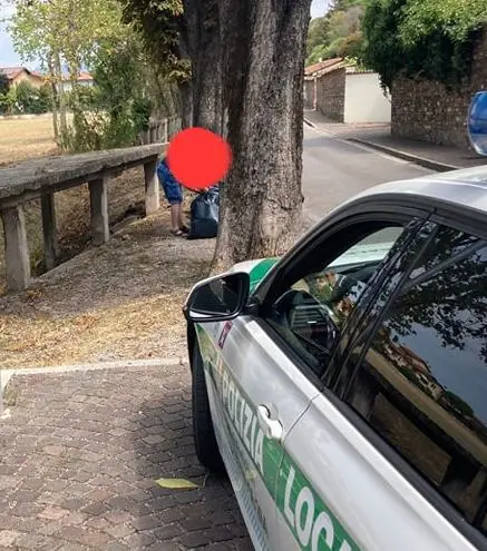 Montichiari, scaricano rifiuti: trovano il sindaco fuori casa