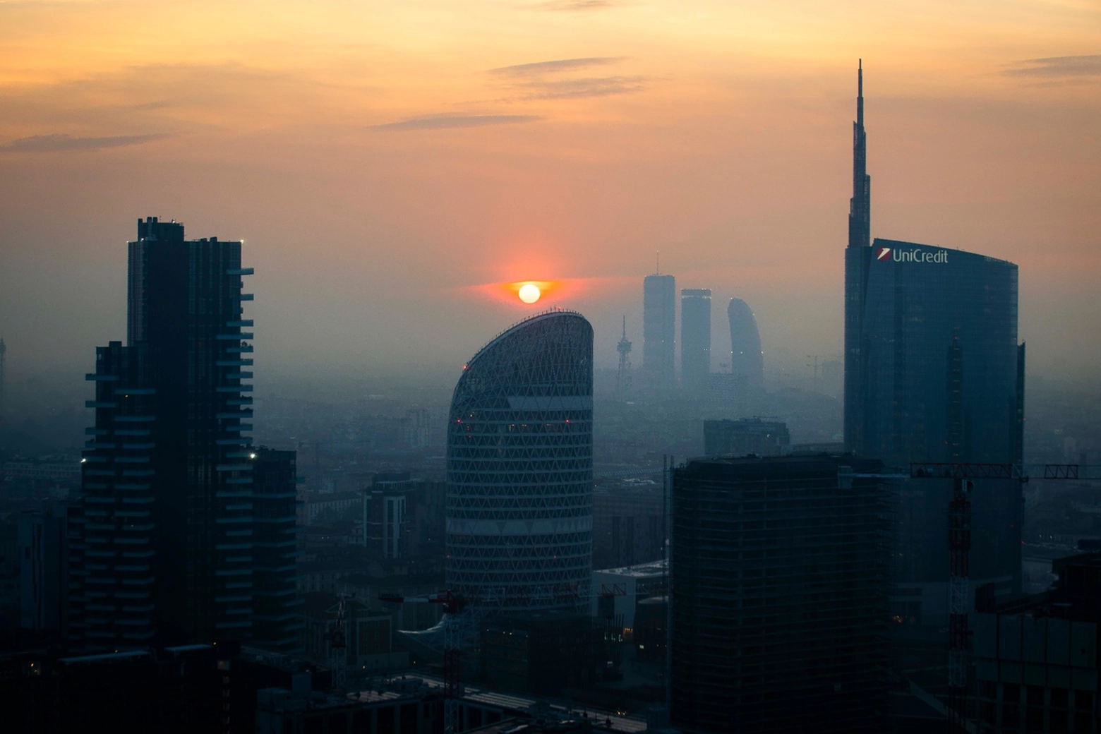 Il tramonto sulla cappa di inquinamento che sovrasta la città di Milano (Ansa/Andrea Fasani)