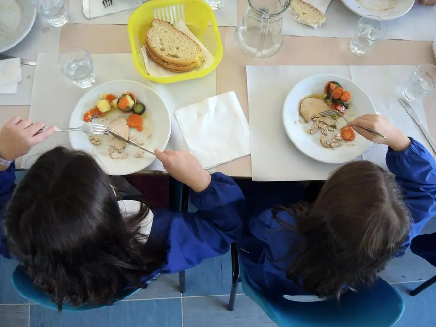 "State zitti in mensa!". La dirigente scolastica vuole silenzio per evitare il Covid