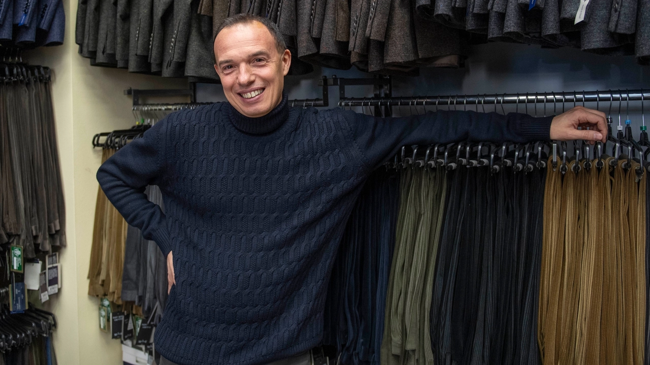 Fabio Marini, titolare dei Magazzini Vittoria, una delle botteghe storiche di via Paolo Sarpi  (Foto Fasani)